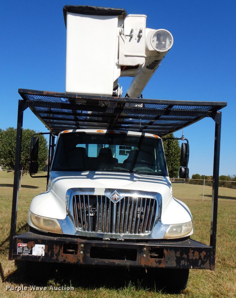 image for item FW9763 2003 International 4300  bucket truck