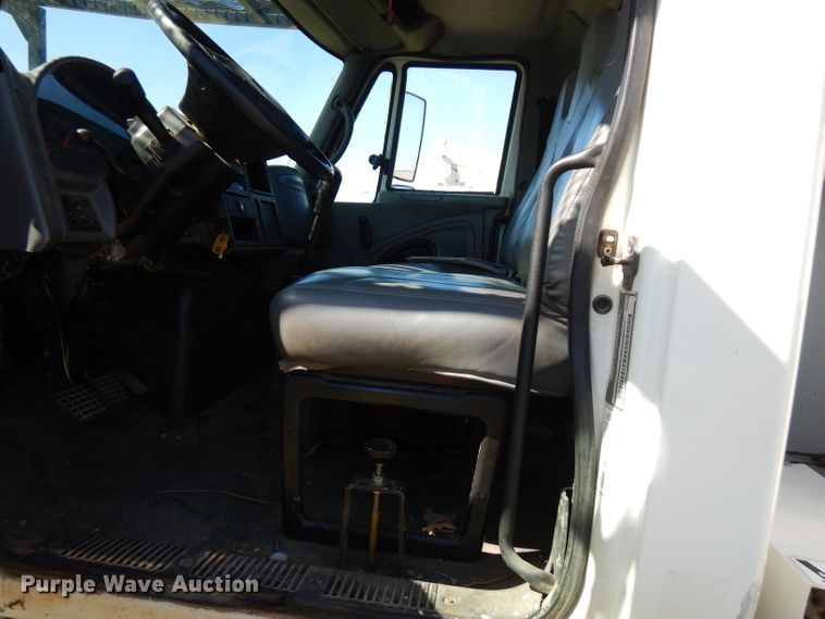 image for item FW9763 2003 International 4300  bucket truck