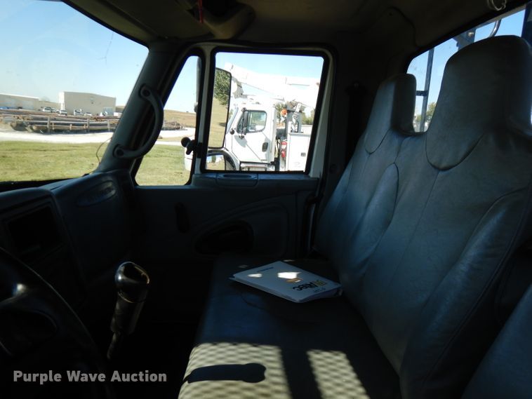 image for item FW9763 2003 International 4300  bucket truck