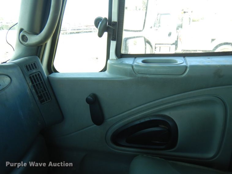 image for item FW9763 2003 International 4300  bucket truck