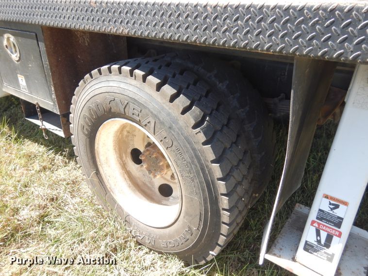 image for item FW9763 2003 International 4300  bucket truck