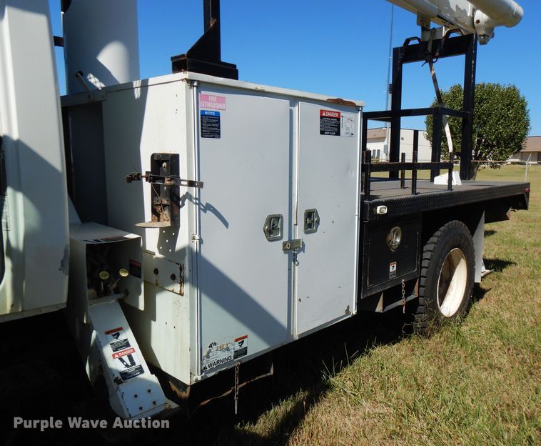 image for item FW9763 2003 International 4300  bucket truck