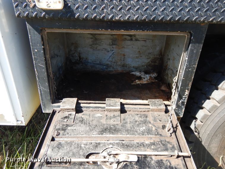 image for item FW9763 2003 International 4300  bucket truck