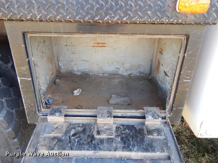 image for item FW9763 2003 International 4300  bucket truck