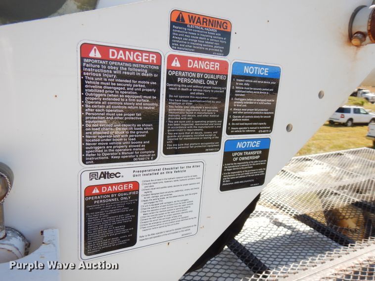 image for item FW9763 2003 International 4300  bucket truck