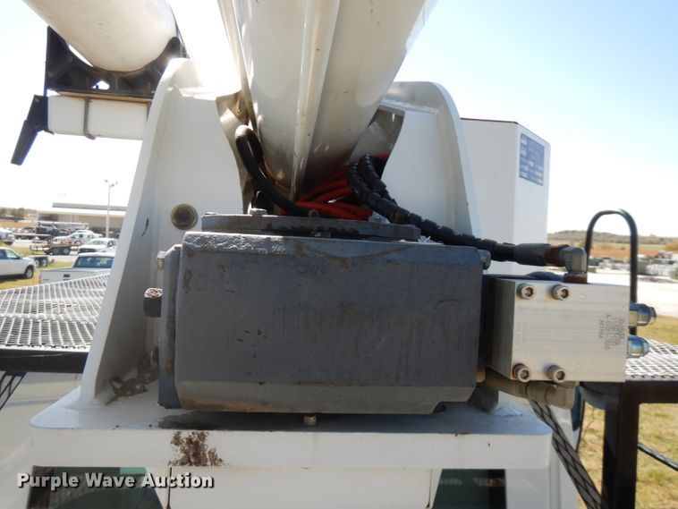 image for item FW9763 2003 International 4300  bucket truck