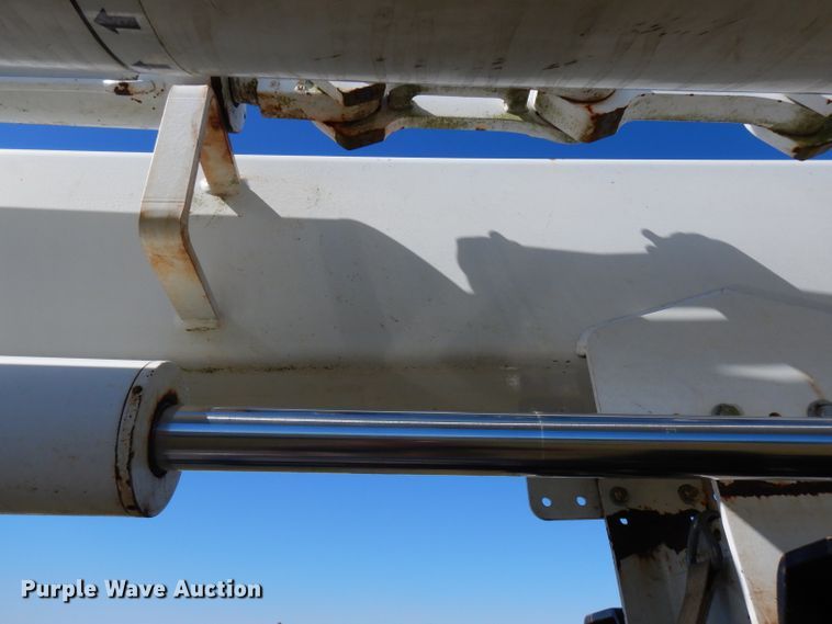 image for item FW9763 2003 International 4300  bucket truck