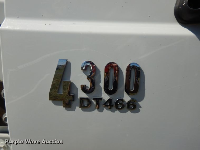 image for item FW9763 2003 International 4300  bucket truck