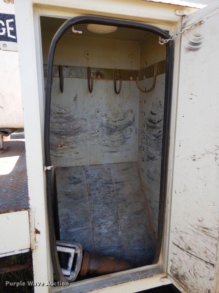 image for item FW9764 2010 Freightliner Business Class M2  bucket truck