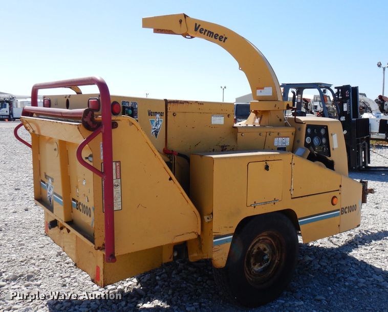 image for item FW9769 2004 Vermeer BC1000XL wood chipper