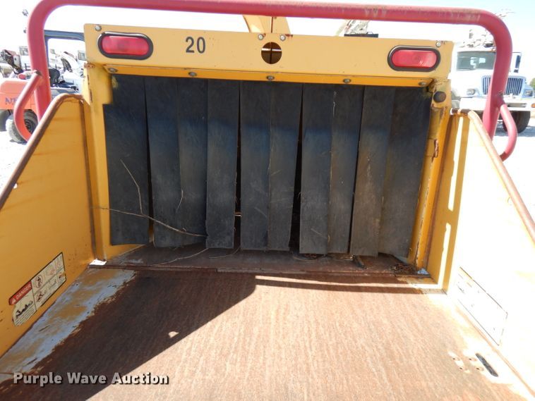 image for item FW9769 2004 Vermeer BC1000XL wood chipper