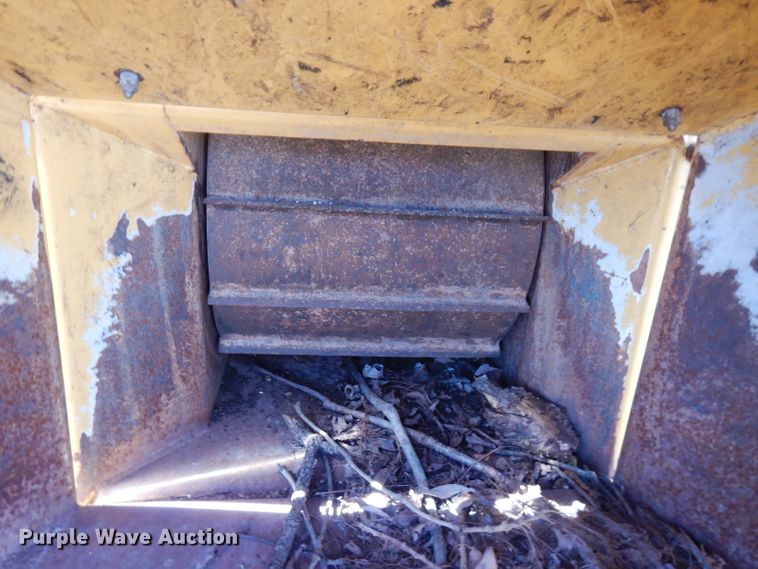 image for item FW9769 2004 Vermeer BC1000XL wood chipper