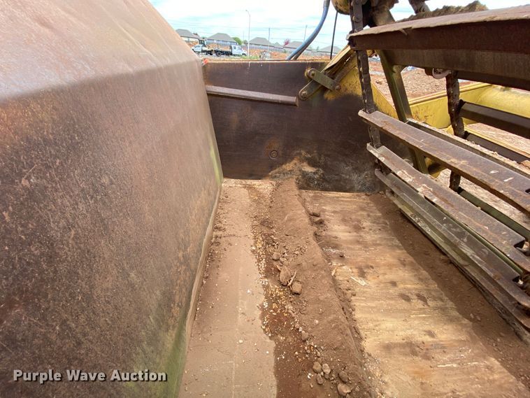 image for item HE9885 1968 Caterpillar J621  elevating scraper