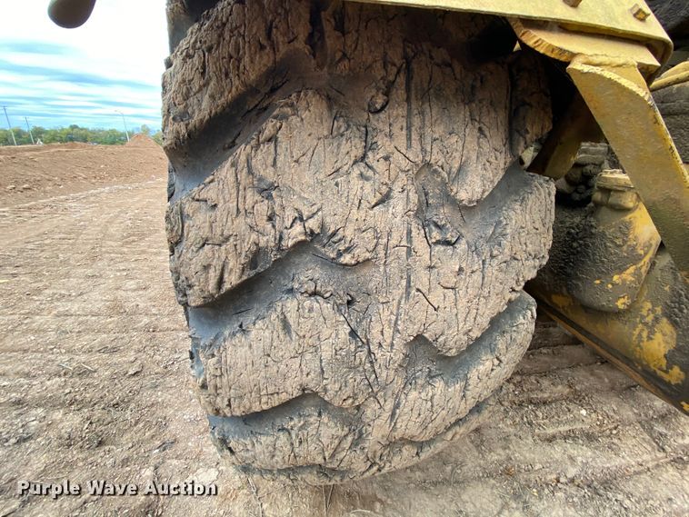 image for item HE9885 1968 Caterpillar J621  elevating scraper