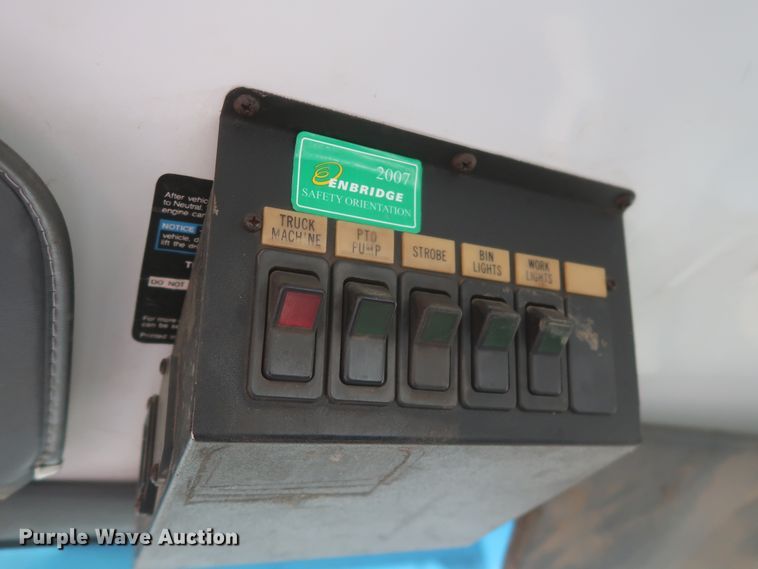 image for item HJ9307 2000 Chevrolet C8500  bucket truck