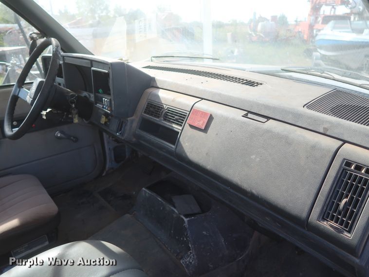 image for item HJ9307 2000 Chevrolet C8500  bucket truck