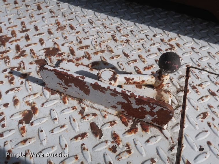 image for item HJ9307 2000 Chevrolet C8500  bucket truck