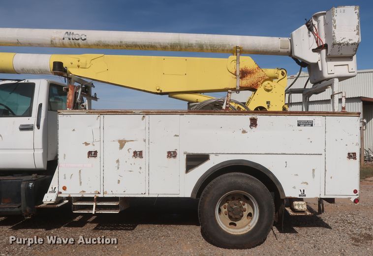 image for item HJ9307 2000 Chevrolet C8500  bucket truck