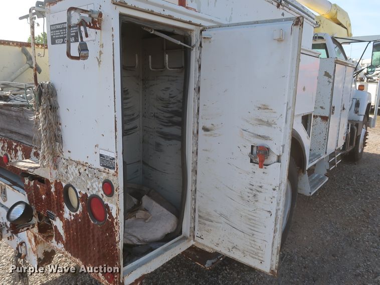 image for item HJ9307 2000 Chevrolet C8500  bucket truck