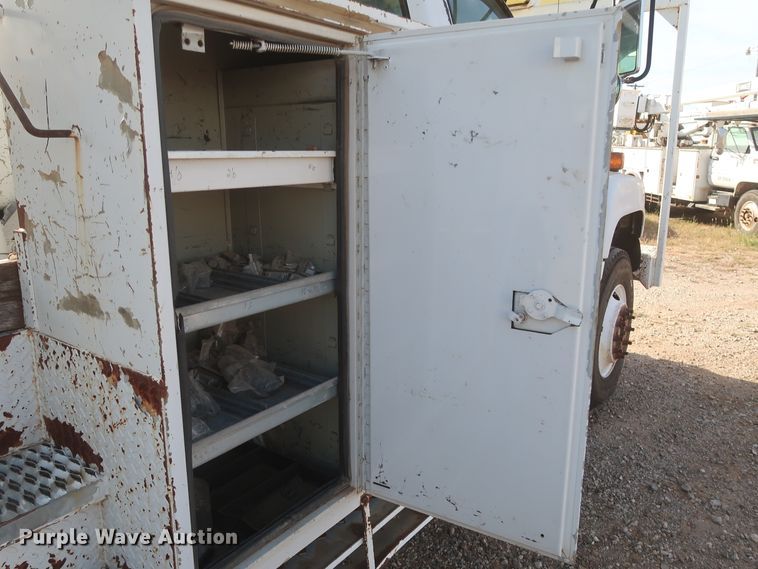 image for item HJ9307 2000 Chevrolet C8500  bucket truck