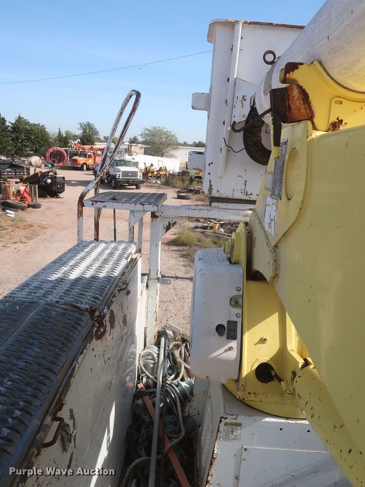 image for item HJ9307 2000 Chevrolet C8500  bucket truck