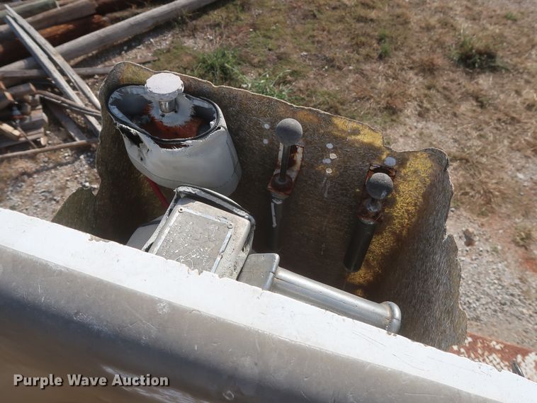 image for item HJ9307 2000 Chevrolet C8500  bucket truck