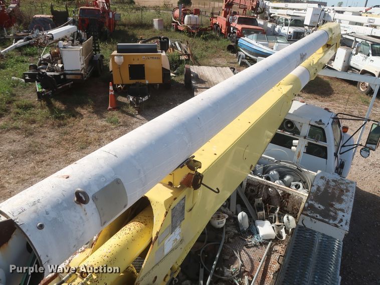 image for item HJ9307 2000 Chevrolet C8500  bucket truck