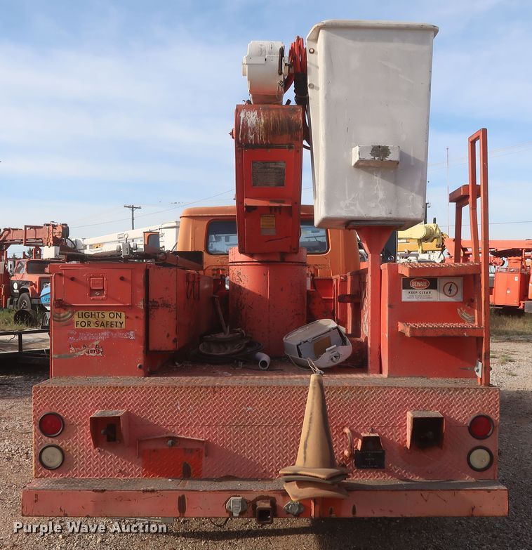 image for item HJ9309 1992 International 4700  bucket truck