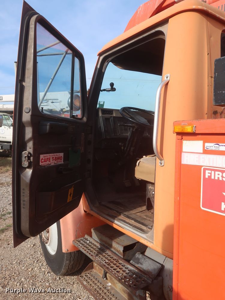 image for item HJ9309 1992 International 4700  bucket truck