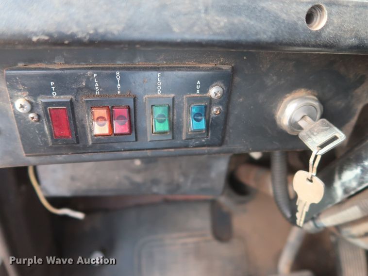 image for item HJ9309 1992 International 4700  bucket truck