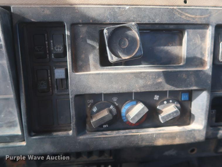 image for item HJ9309 1992 International 4700  bucket truck