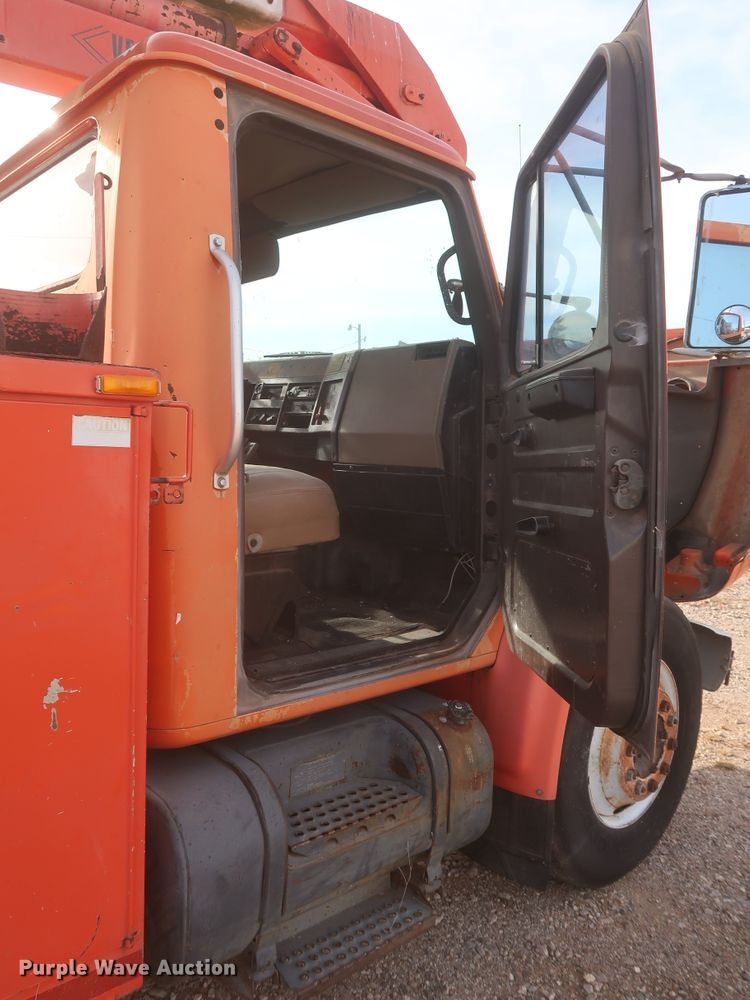 image for item HJ9309 1992 International 4700  bucket truck