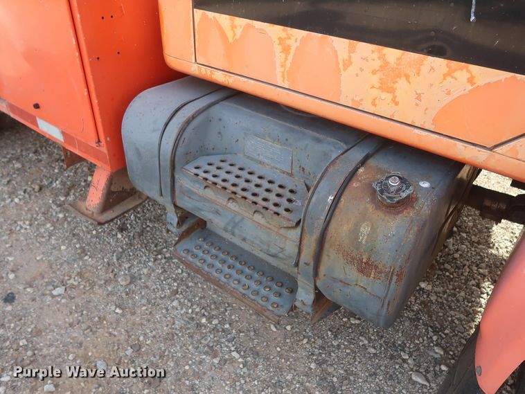 image for item HJ9309 1992 International 4700  bucket truck