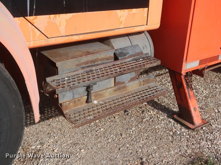 image for item HJ9309 1992 International 4700  bucket truck