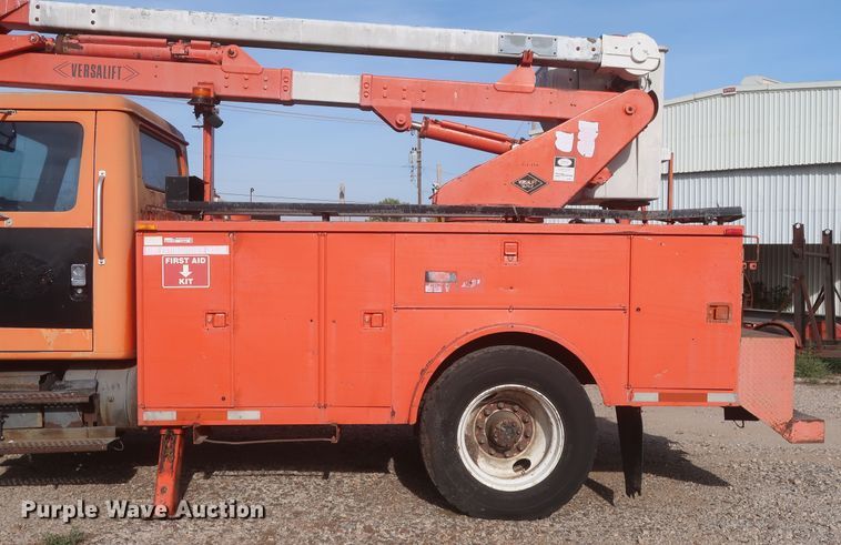 image for item HJ9309 1992 International 4700  bucket truck