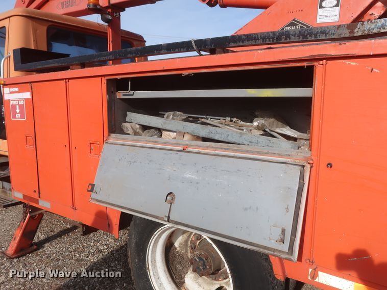 image for item HJ9309 1992 International 4700  bucket truck
