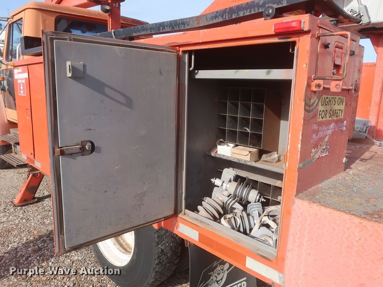 image for item HJ9309 1992 International 4700  bucket truck