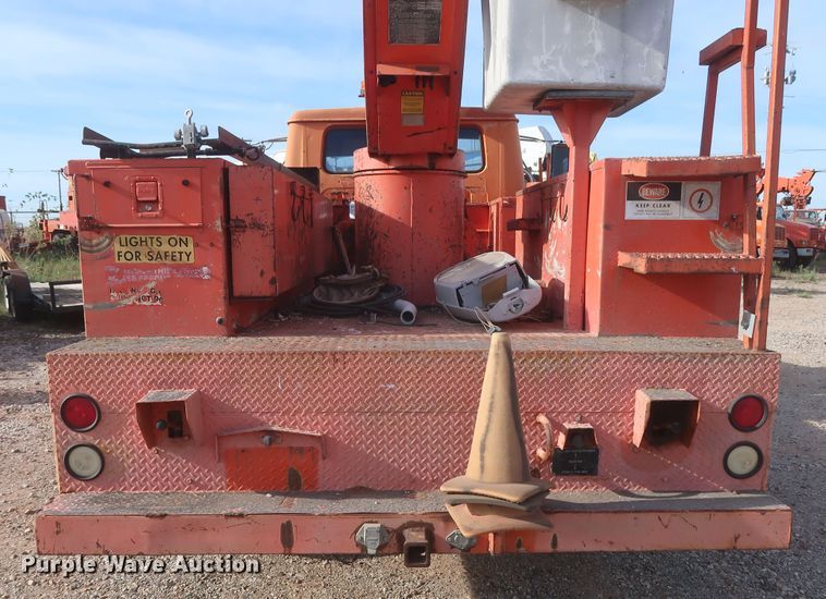 image for item HJ9309 1992 International 4700  bucket truck