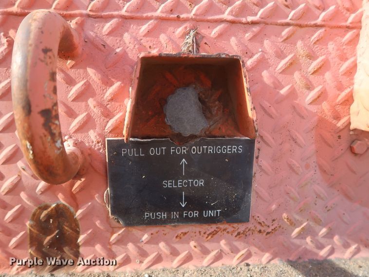 image for item HJ9309 1992 International 4700  bucket truck