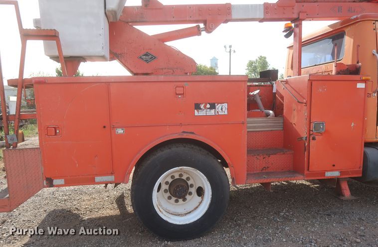 image for item HJ9309 1992 International 4700  bucket truck