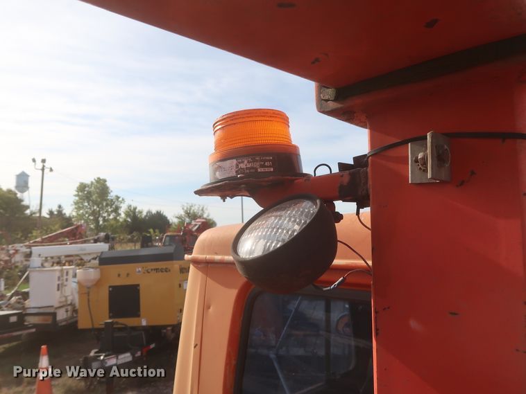 image for item HJ9309 1992 International 4700  bucket truck