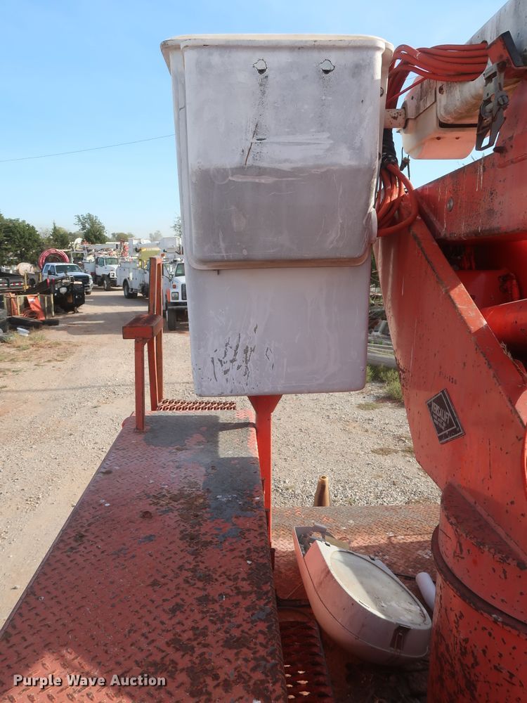 image for item HJ9309 1992 International 4700  bucket truck