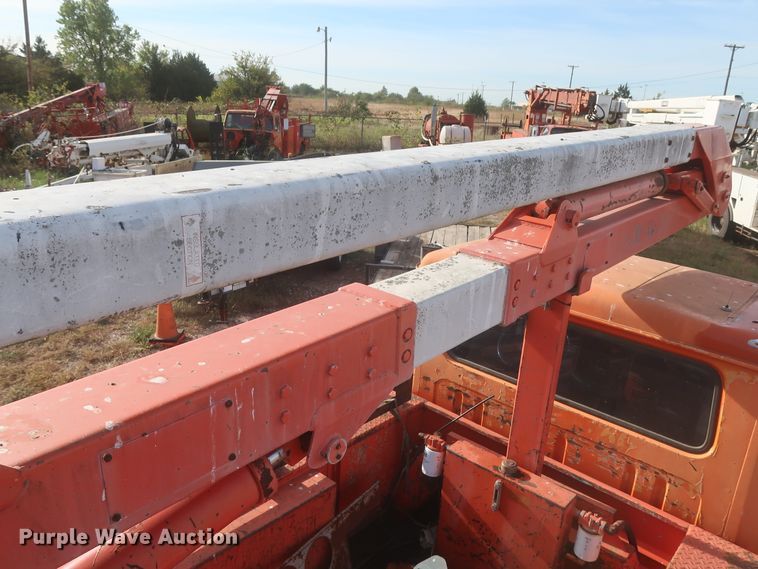 image for item HJ9309 1992 International 4700  bucket truck