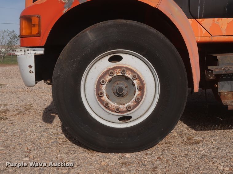 image for item HJ9309 1992 International 4700  bucket truck