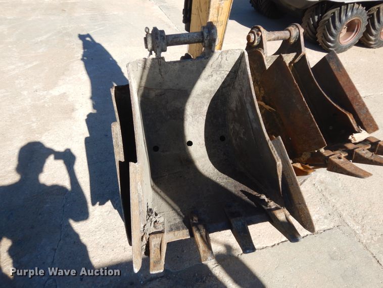 image for item HN9395 2002 Caterpillar 303.5  mini excavator