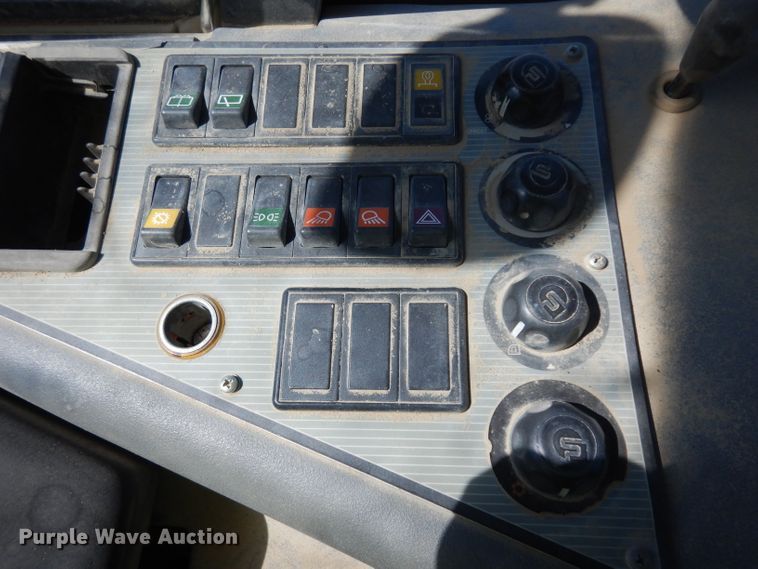 image for item HN9396 1999 New Holland LW110  wheel loader