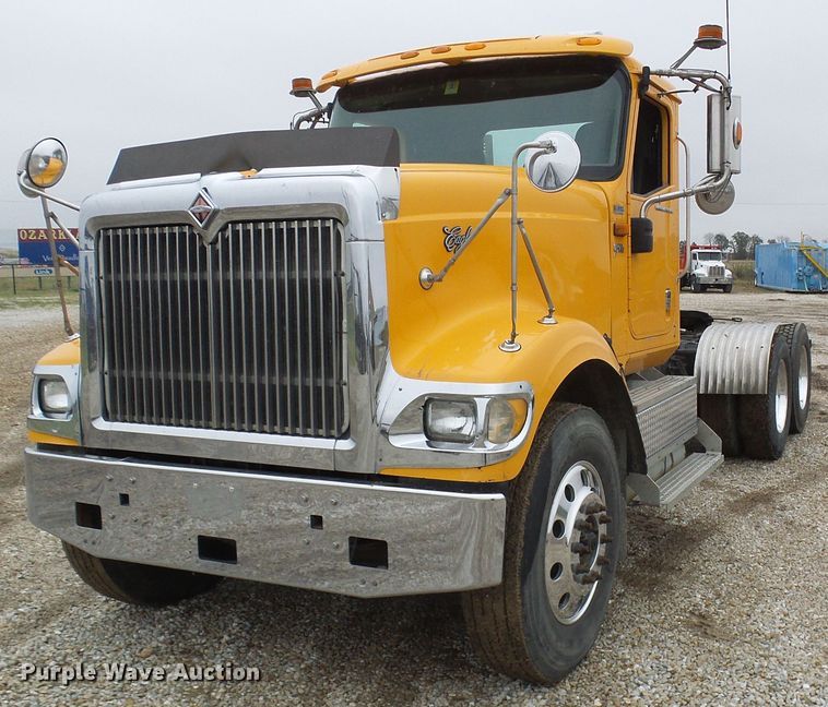 image for item DC2900 2009 International 9900i  semi truck