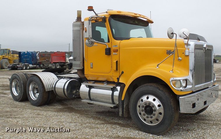 image for item DC2900 2009 International 9900i  semi truck