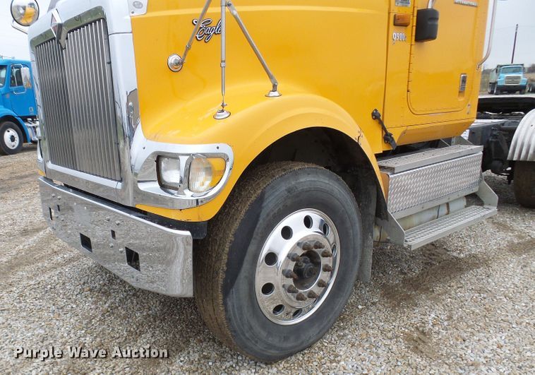 image for item DC2900 2009 International 9900i  semi truck