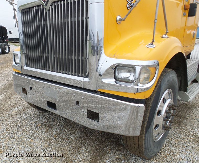 image for item DC2900 2009 International 9900i  semi truck